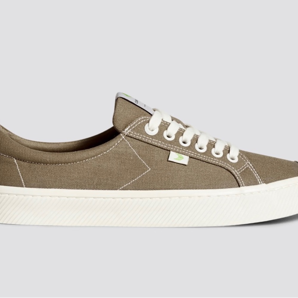 Beige Cariuma sneakers, sz 9 GUC